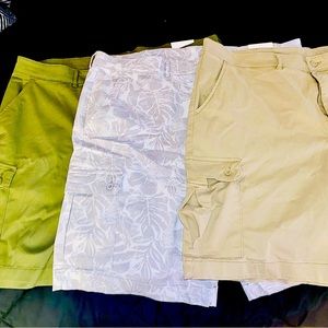 Mens St. John’s Bay khaki cargo shorts.